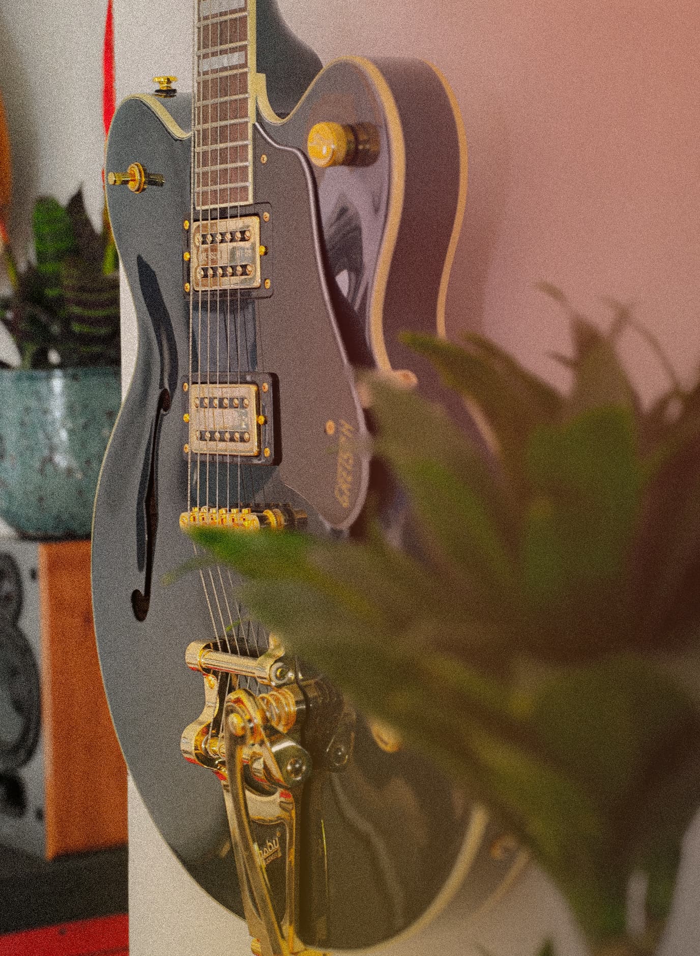 Clases de guitarra en Cobeña con Ian Vanez — guitarras eléctricas y acústicas del estudio